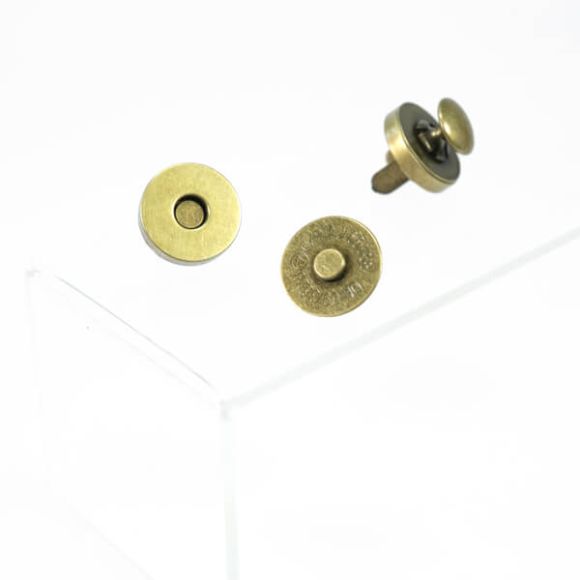 Magnetic snap for bags