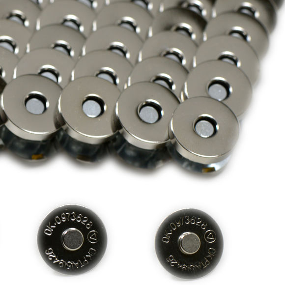 Magnetic snap for bags
