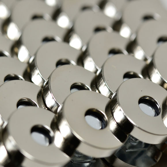 Magnetic snap for bags
