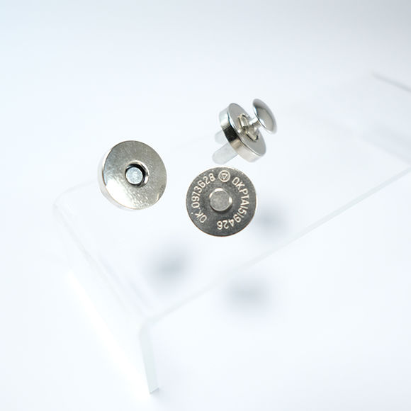 Magnetic snap for bags