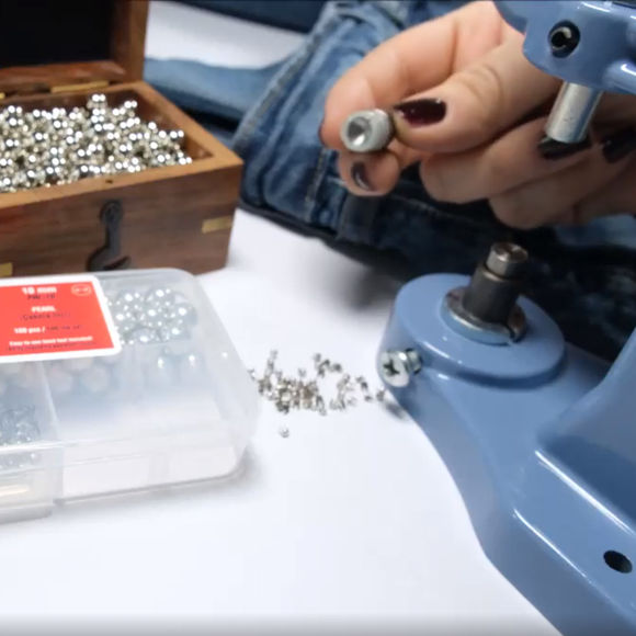 Pearl fastening dies for press machines